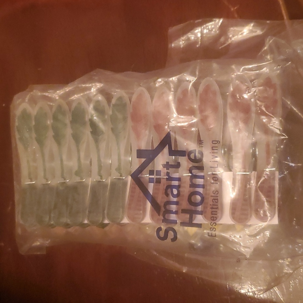 New 24 Pack Leaf Design Multicolored Soft Grip Plastic Clips